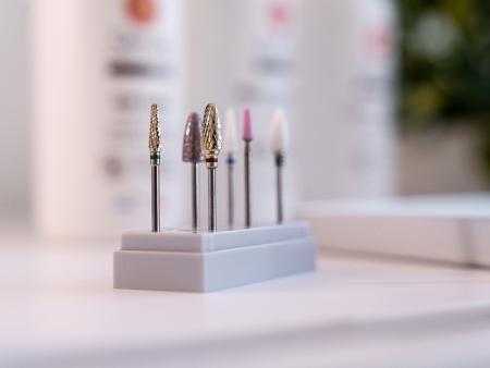 Assortiment de fraises de pédicurie sur leur support