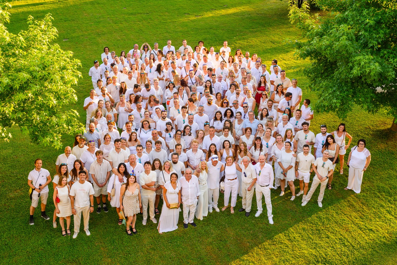 photo de groupe dans l'herbe