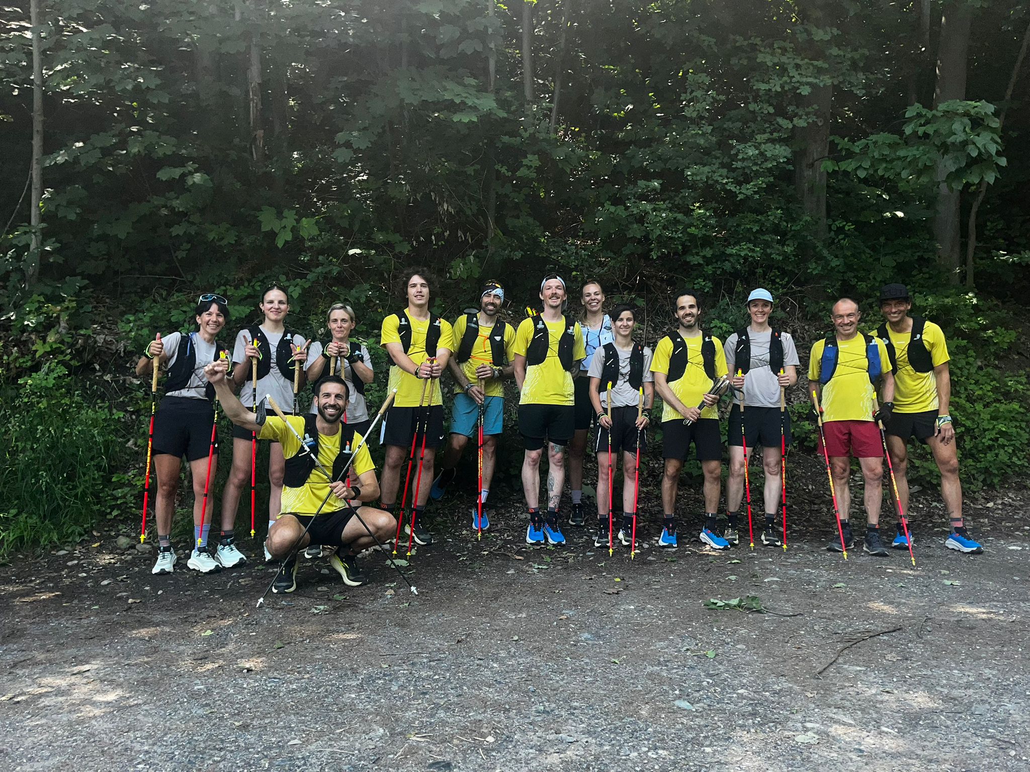 groupe de personne faisant du trail
