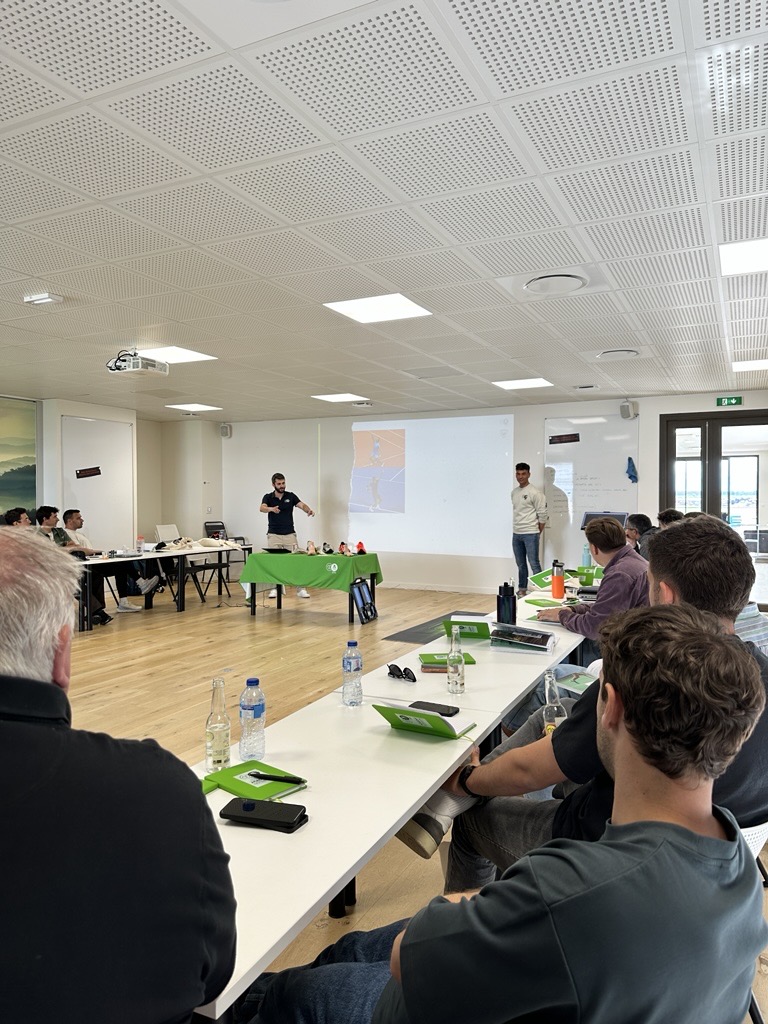 formation théorique autour d'une table avec le formateur debout 
