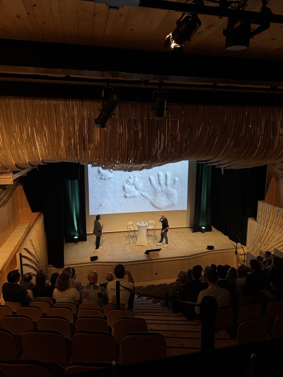 présentation de Neil Villard avec une photo de sa main dans la neige 