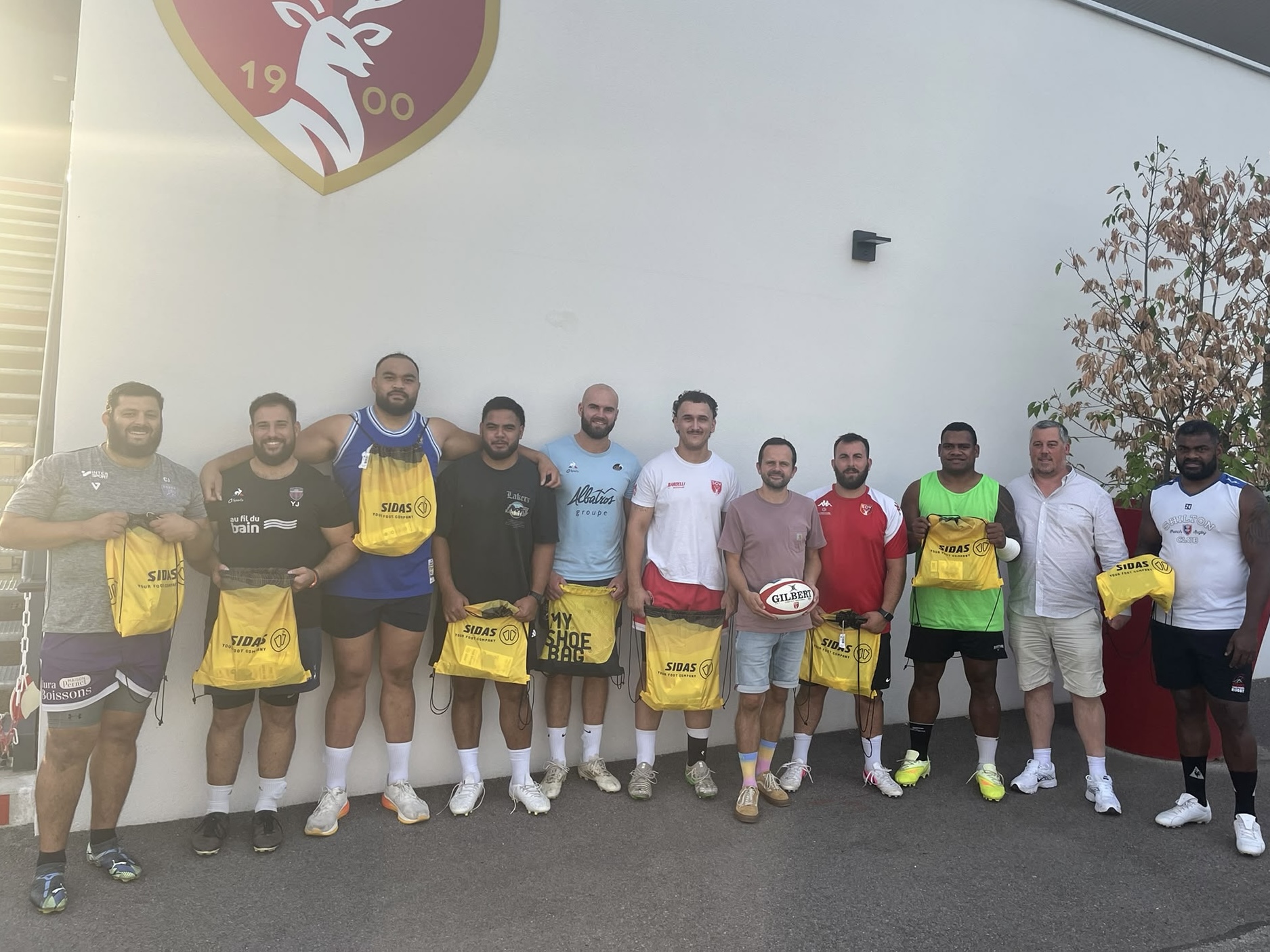 photo de l'équipe avec des shoe bag