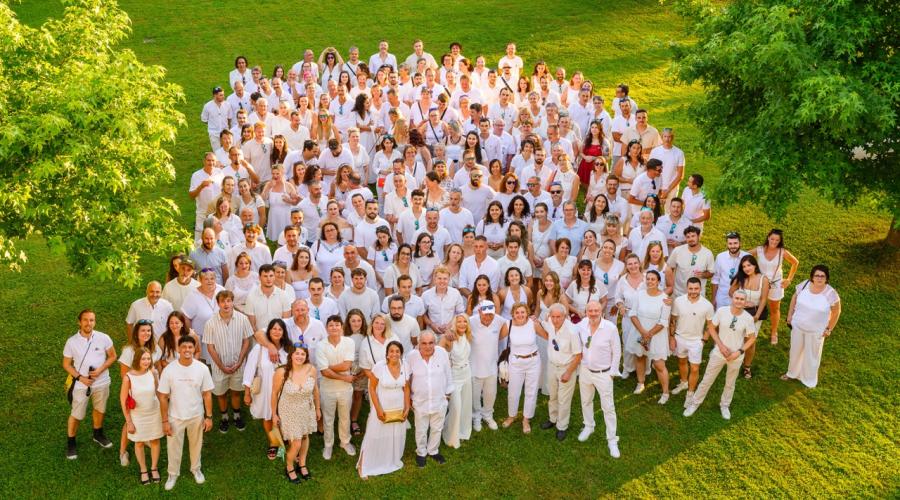 photo de groupe dans l'herbe 