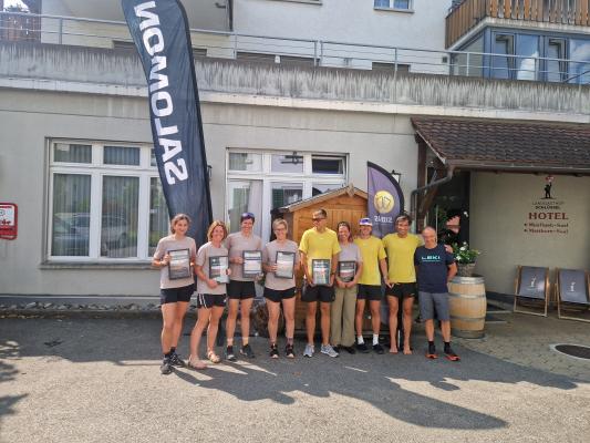 groupe devant batiment 