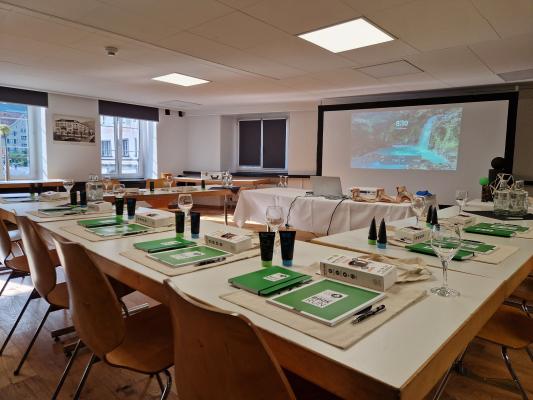 salle avec livres sur la table 