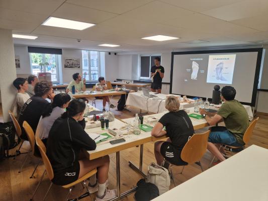 personnes assises autour de la table 