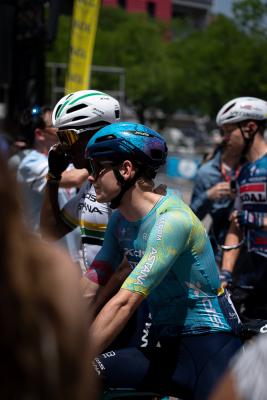 cyclistes dans la foule 
