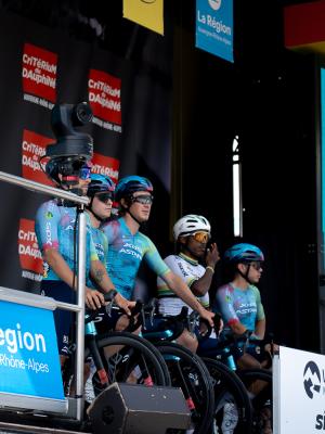 coureurs sur la scène 