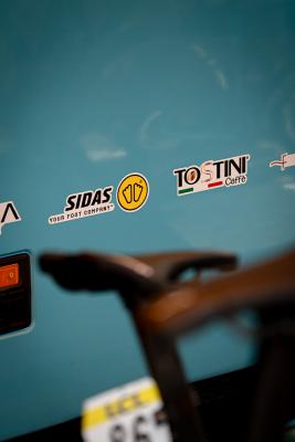 logo sidas en fond avec la selle d'un vélo floutée devant