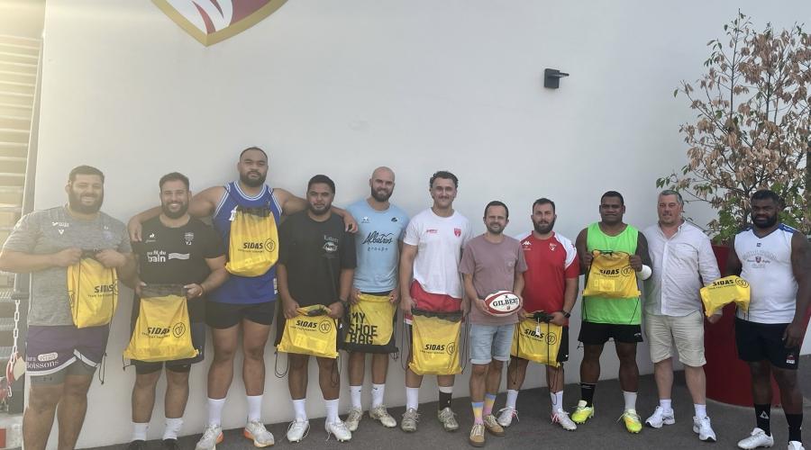 photo de l'équipe avec des shoe bag